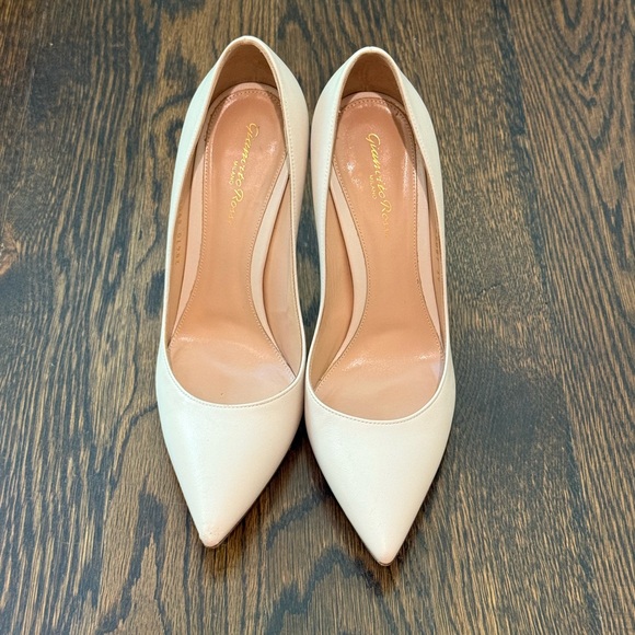 Gianvito Rossi Shoes - Gianvito Rossi 105 Pumps • Ivory Leather • Size 39 (US 9)